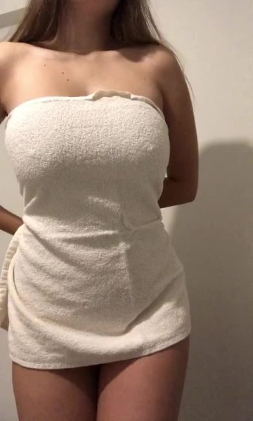 Teen boobs gif: Dreaming girl removes her towel!