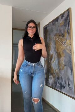 hot womna in jean pants and sexy top