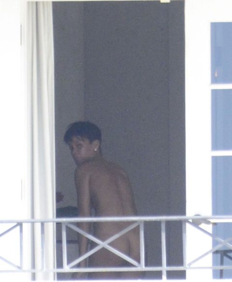 Rihanna Caught Naked Changing into her hotel room